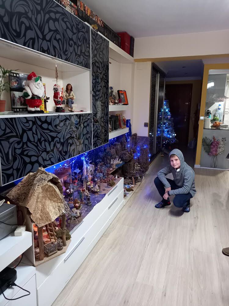 Fallahmariner's tweet photo. “La Navidad más fallera ” comienza con Sergio Giménez, que ha querido felicitar las Navidades al resto de Comisión mostrándonos sus sitios preferidos de casa en estas fiestas. 🎄🪅👏🏻 https://t.co/OzwapEeDvH