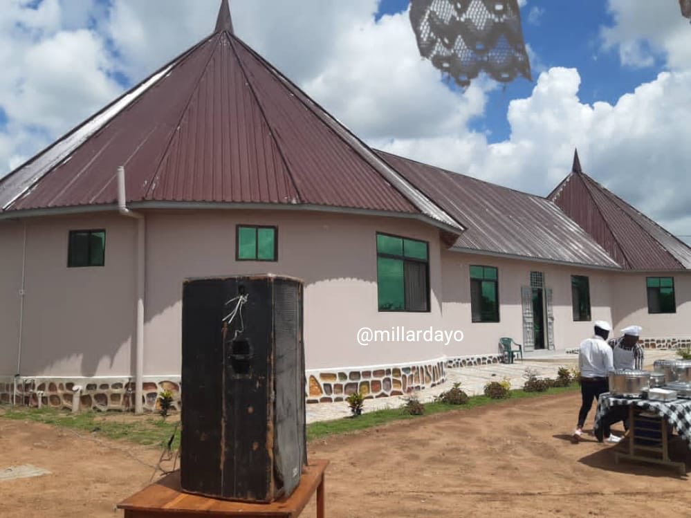 millardayo's tweet photo. PICHA: Ibada ya kuuaga mwili wa Balozi Dkt. Pius Ng'wandu ambaye amefariki siku chache baada ya ndoa yake, inaendelea muda huu nyumbani kwake Mtaa wa Uzunguni wilayani Maswa,Simiyu, baada ya kuagwa mwili utasafirishwa hadi Dar Es Salaam kwa ajili ya mazishi.
#RIPNg’wandu🙏🏼 https://t.co/om7vSuSmYc