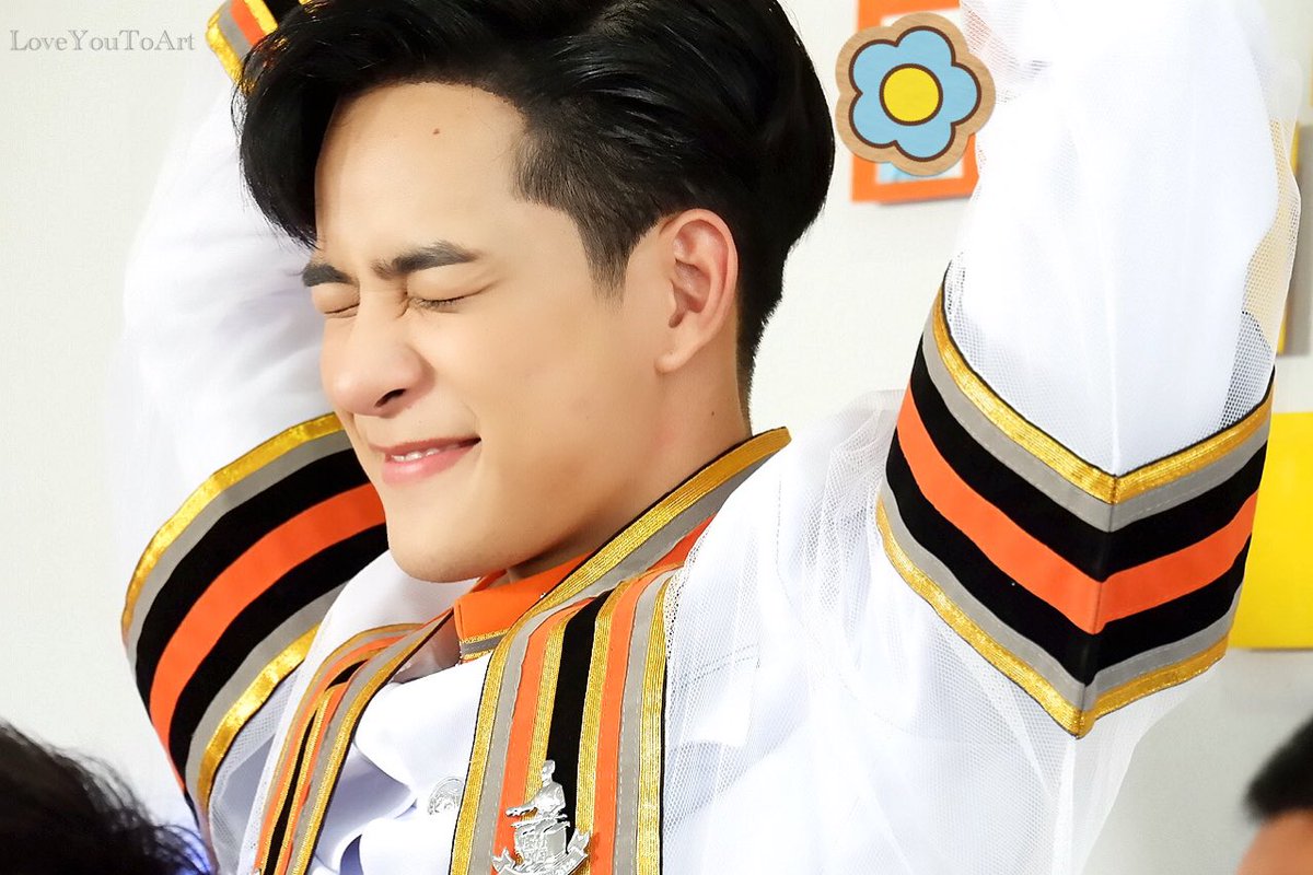LoveYouToArt's tweet photo. ถึงน้องจะไม่มีใจ💚 แต่ไม่เป็นไรพี่มีตังค์💸
#ArtPakpoom #ARTGRADUATIONDAY https://t.co/1npi1q2eXG