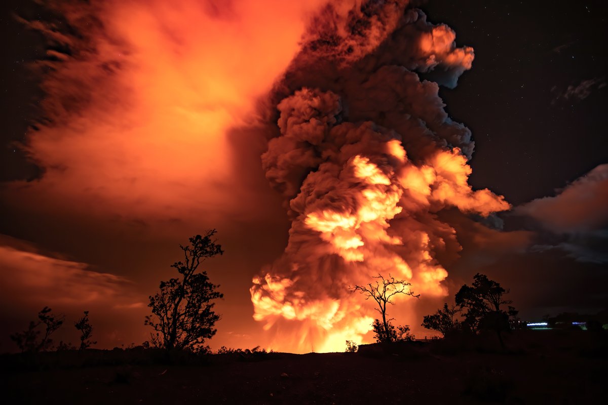 Happening now: a new eruption of Kīlauea inside Halemaʻumaʻu

See live webcams inside Halemaʻumaʻu, courtesy of USGS Hawaiian Volcano Observatory: go.nps.gov/1o1nze