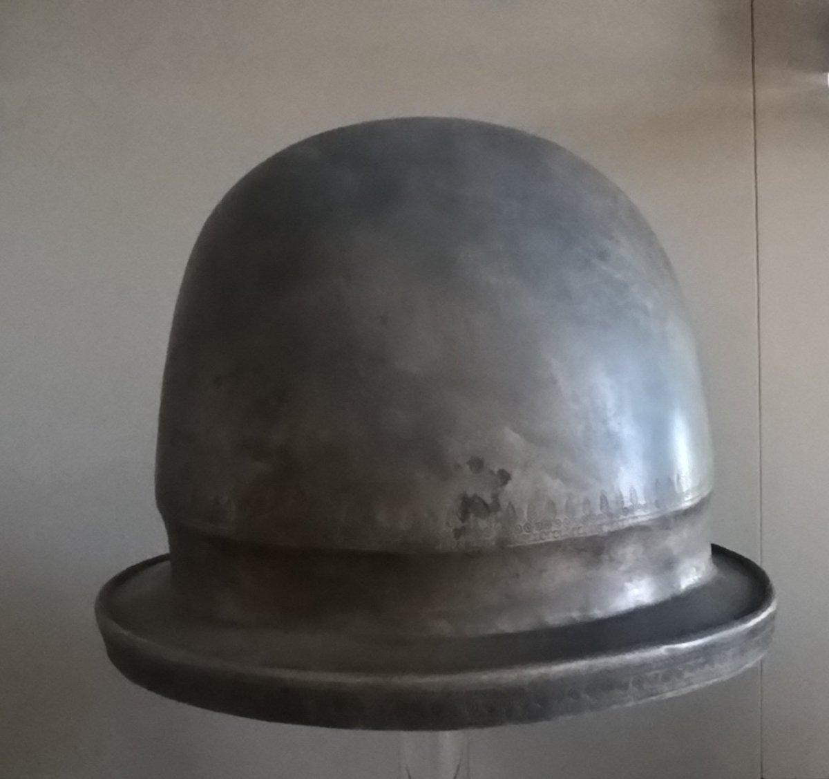 MuseoArcheoVene's tweet image. #LOGGETTOMISTERIOSO N°17 🕵️‍♀️
Ecco l&apos;ultimo oggetto del nostro contest! 
Di chi era questo elmo?
La soluzione verrà pubblicata mercoledì 23 dicembre!
#MYSTERIOUSOBJECT Nr 17 🕵️‍♀️
Here is the last item of our contest!
Whose was this helmet?
The solution will be posted on Wednesday!