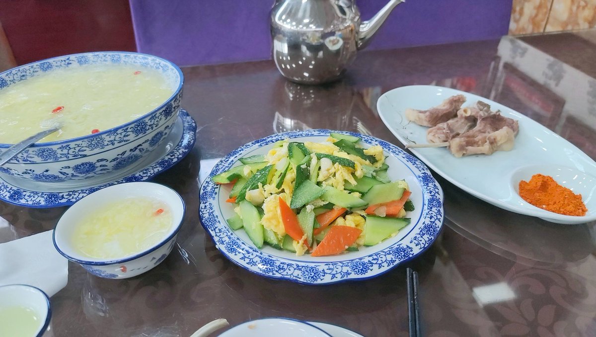给去敦煌的宝贝们推荐一下这家羊肉店～我连续吃了三天，其他菜味道也不差，太好吃了[感动]就是份量有点多，今天点了米酒蛋花汤意外的多，这起码是四人份[裂开]，，就一个人根本喝不完QAQ https://t.co/fX62anAAAY