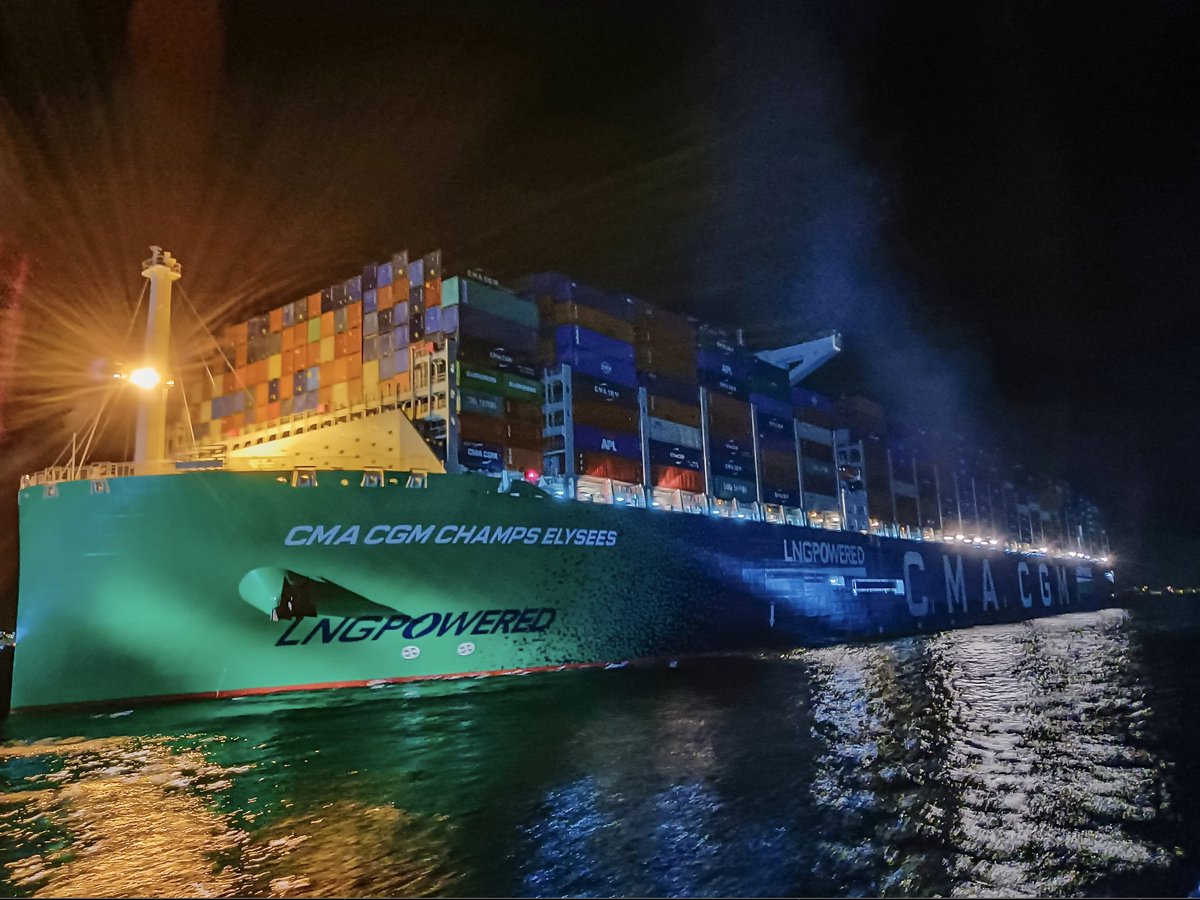 GaloMonge's tweet photo. "CMA CGM CHAMPS ELYSEES"..
Primera hora de la mañana,otro más de los  "guapo" de la clase,entrando en bahía para TTI TERMINALS, Puerto de Algecir@s.
@PuertoAlgeciras 
#vbceballos https://t.co/l7nED1vrGJ