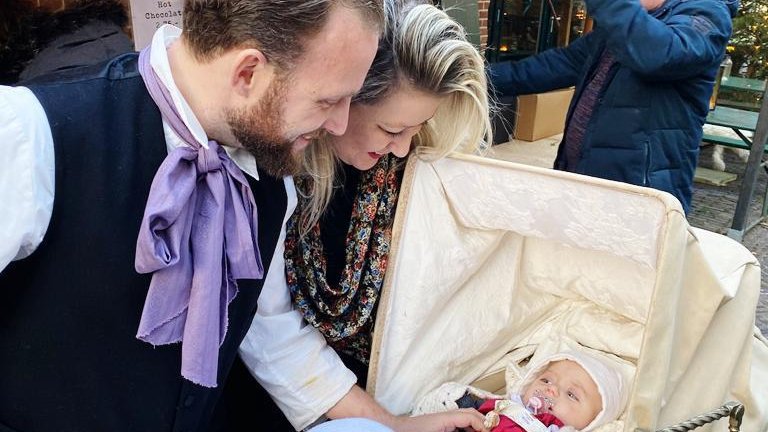 Gedurende december lees je verschillende verhalen over het Dickens Festijn en het boek 'Deventer ademt Dickens'. Lees het verhaal van Paul Stolte en Lili Dias de Oliveira op deventerademtdickens.nl