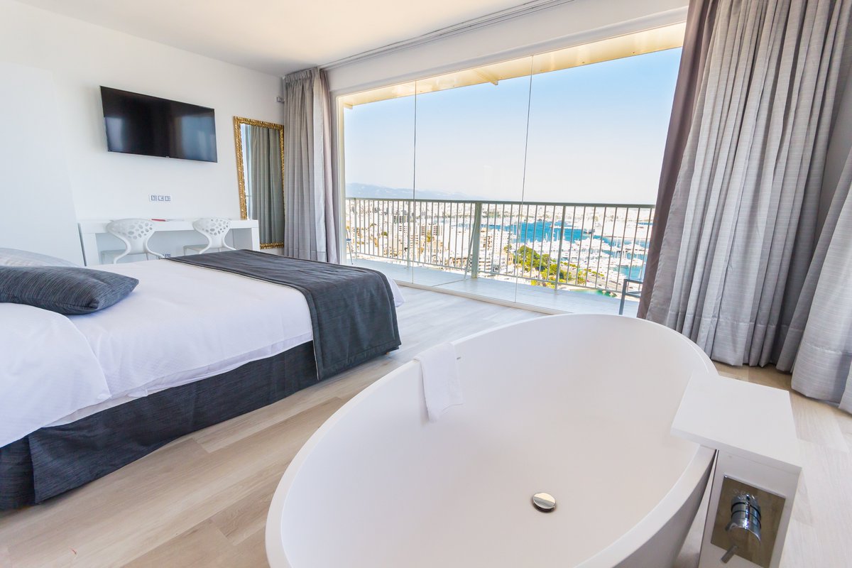 d_ontheroof's tweet photo. ɐʇlǝnʌ ɐun souɹɐp ɐ soɯɐʌ en honor a nuestro amigo Sertxu @sertxusanchez desde lo más alto de @Horizonte24 nuestra Suite Dancing On The Roof (DOR) en Palma de Mallorca
#DOR #dancingontheroof #palma #mallorca #hoteles #hotels https://t.co/dfIy4TB1ml