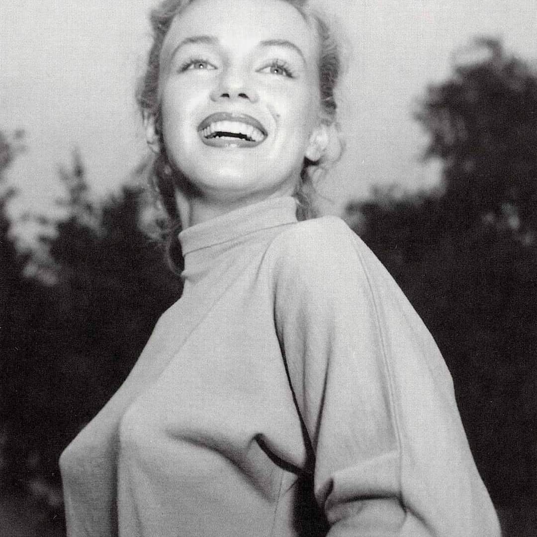 Clubpassionmar2's tweet photo. Colorisation du jour
Merci de ne pas la diffuser ou l'utiliser ร des fins commerciales et / ou mercantiles et de ne pas "faire disparaรฎtre" les marquages.
#marilyn #marilynmonroe #clubpassionmarilyn #colorpic #colorisation #earlleaf #1950 https://t.co/yQ5htUl1IW