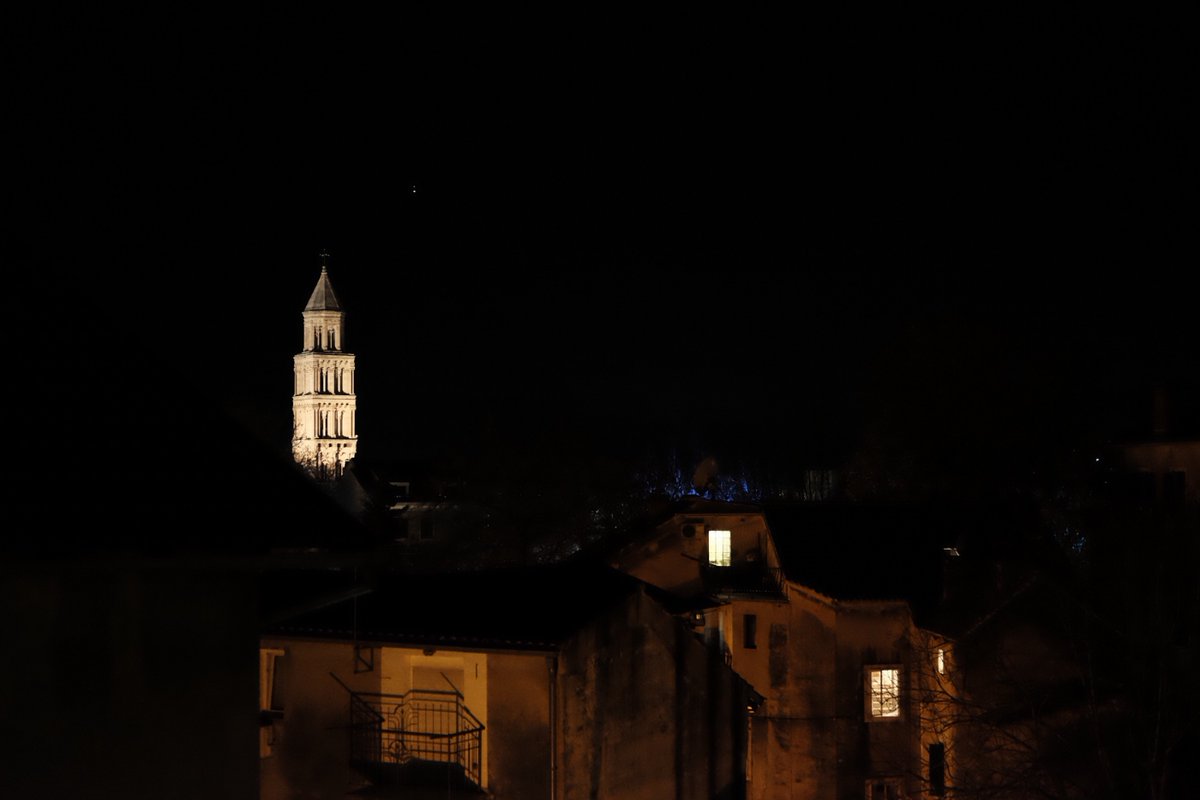 ruzina's tweet photo. Jupiter i Saturn iznad Jupiterovog hrama. Meni su to zvizde bile i ostale. #zvizde #mojsplit https://t.co/7w6dCnnU8T