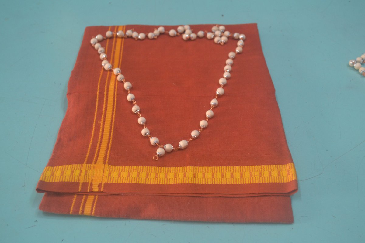 MAriskaMAVeepi1's tweet photo. "Nakamman Sakti" #artexhibition #Angayarkanni #khadi #shop #madurai #tamilnadu 24-12 -2020 - 2-01-2021
#freegift with purchase of #painting or #paintingamulet
small #painting #amulet - mala larger #painting - vetti/sari blouse material, mala @madkaygee more info in thread! https://t.co/x4weFUw2OI