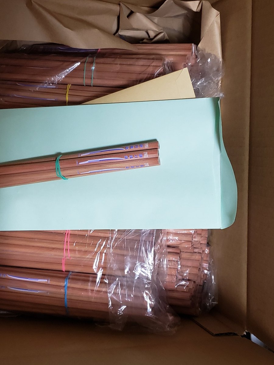 ノベルティーの鉛筆が届きました。
美術館博物館および一部図書館では、メモをとるとき使用できるのが鉛筆のみという制限があります。
つまり調査鑑賞勢にはばりばりの実用品なのです。
ぜひこの一本を使いきる勢いで鑑賞や調査へ向かってください。
(メモをとる際にはガラス正面から移動しましょう)