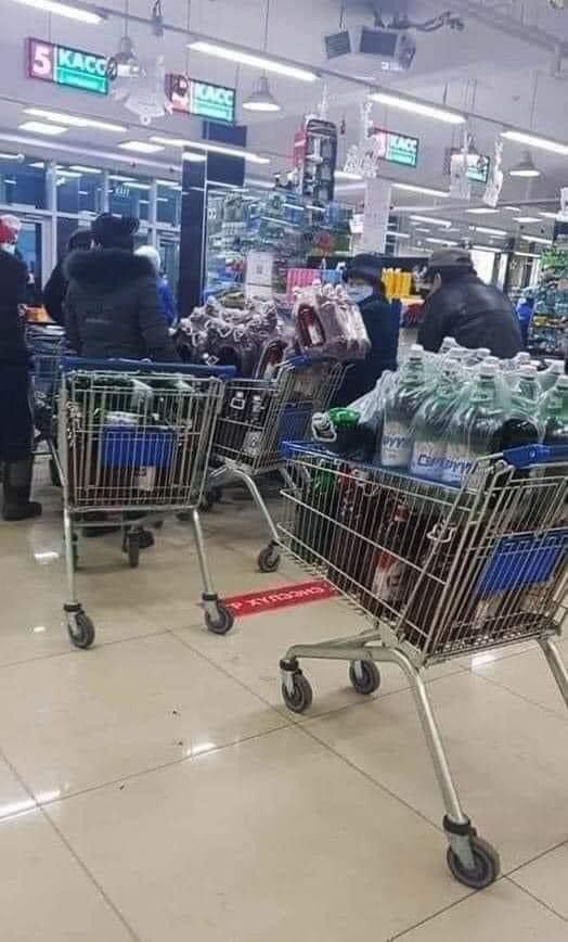 Монгол айл өрхийн дундаж орлого хөл хорио, ковидоос үүдэлтэйгээр 1,3 саяас 790 мянга болж буурсан. Өмнөх 28 хоногийн хатуу хөл хорионы үед 7-8 мянгын энэ “үнээ” шагаар 25к хүрсэн. Хүмүүс алдсан орлогоо нөхөж гэр бүлээ хоолтой байлгах гэж тэмцэнэ. Буруутгах зүйл түй ч байхгүй.