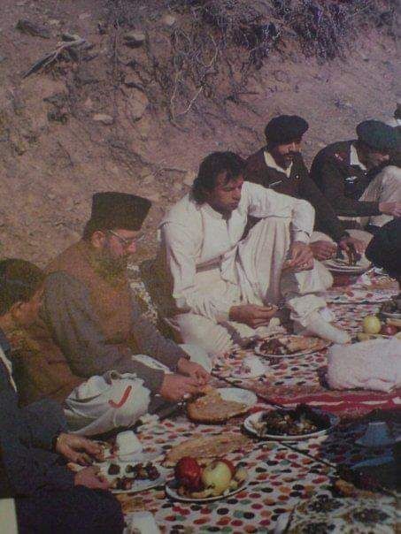 "خواہشیں کم ہوں تو آدمی خوش رہتا ہے."عمران خانJang, 1985