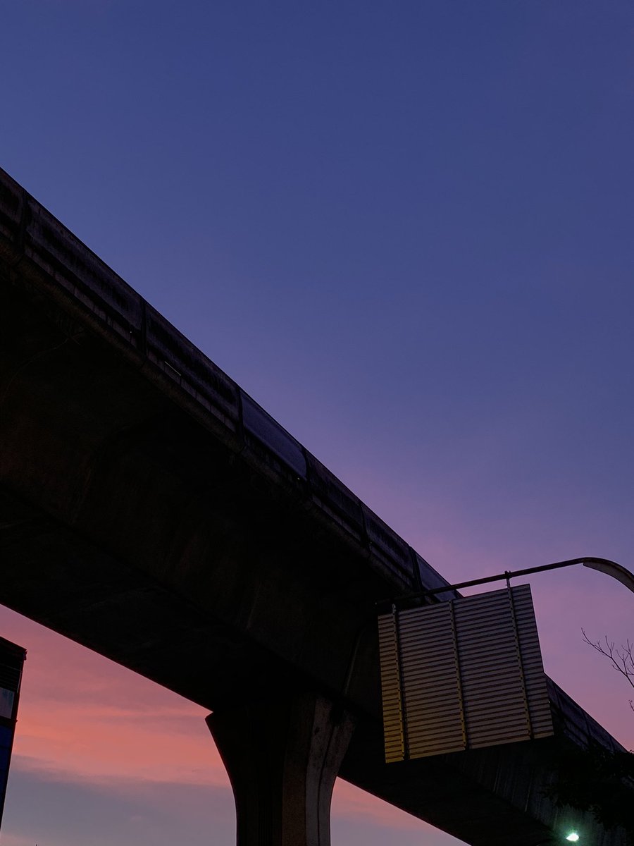 รางบีทีเอสตัดสีท้องฟ้า