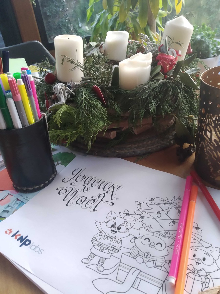 KNPLabs's tweet photo. Atelier #coloriage chez #KNP ! Même les #enfants (de tous âges) peuvent mettre la main à la #patte pour illuminer notre #Edgar ! On démarre les #festivités de #Noël en #couleurs, et dans la bonne humeur :) #happy #awesome #developers #Christmas https://t.co/C3Eqk4H6QU