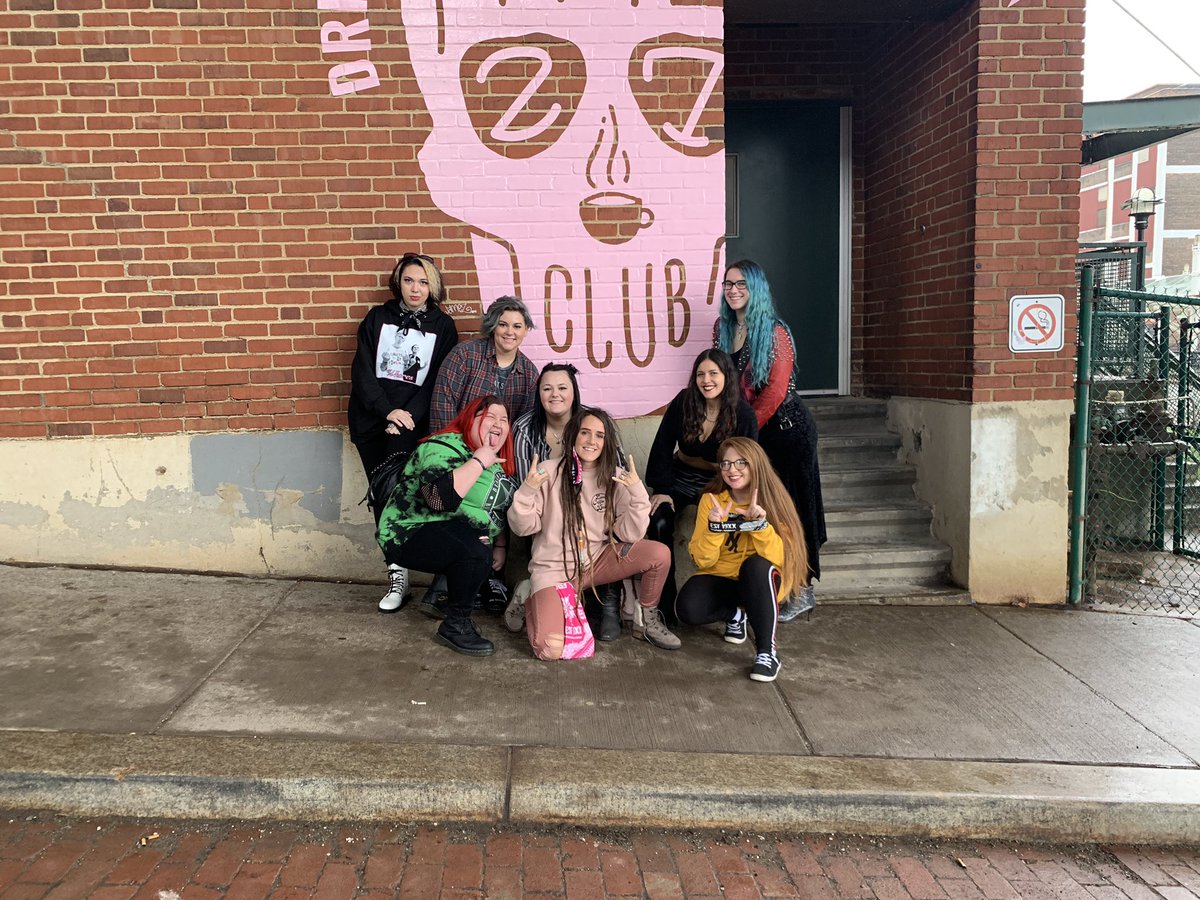 oh_hey_chel's tweet photo. @machinegunkelly thanks for teaching us that there’s more to XXmas than a show. Glad we came home for the holidays &amp; spent it at @27clubcoffee together 🤘🏼☕️💀

📸: @alexajaee https://t.co/C5GVtGFlIf