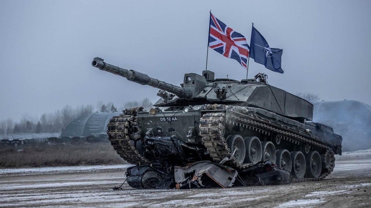 ChurchillsOwn's tweet photo. On Tuesday soldiers from D Sqn had the pleasure of hosting the Defence Secretary, Ben Wallace, on a visit to Tapa Camp where he spoke to soldiers from the eFP Battle Group. D Sqn demonstrated the raw power and continued importance of their Challenger 2s

@BWallaceMP
 #britisharmy https://t.co/thBLVpD2X7