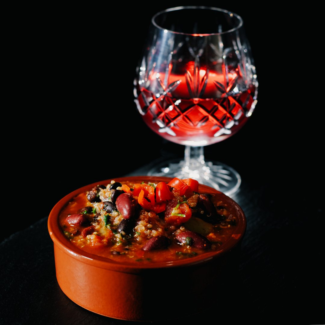 delipair's tweet photo. As #ChristmasIsComing we look for #quickandeasyfood, like #Vegan #Quinoa #Chili, an excellent choice for #MeatFreeMonday. What about #winepairing? From #Delipairapp recommendations we chose #syrah #australianwine. It was a good choice as #wine added fruity notes to #veganchili. https://t.co/AtQ98QT0Is