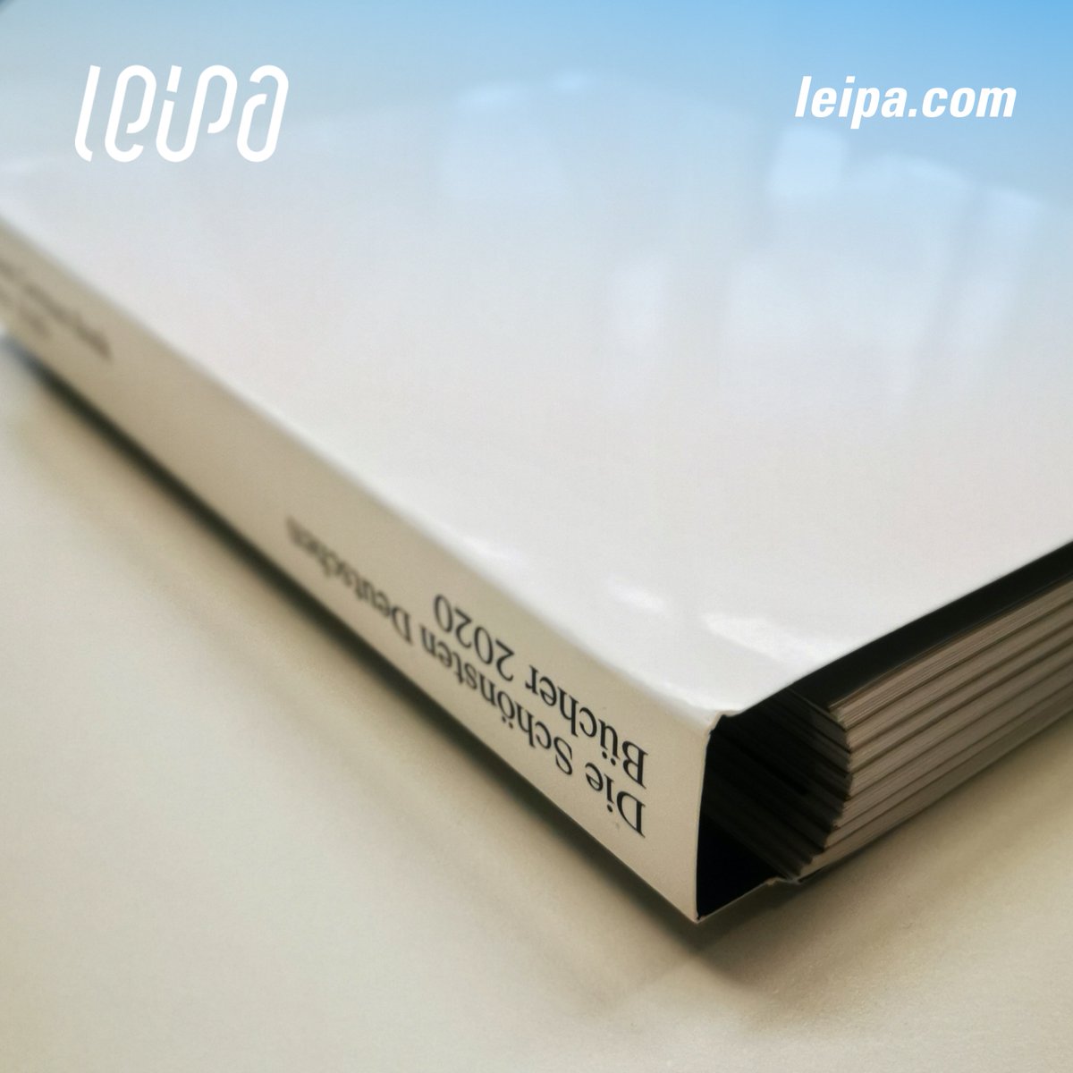 Leipa_Group's tweet photo. Wir sind immer wieder davon begeistert, in welchen fantastischen Projekten unsere nachhaltigen Produkte ihren Einsatz finden. Diesmal unser #Maschinengraukarton mit Blauem Engel im Begleitkatalog „Die schönsten deutschen Bücher“ der #StiftungBuchkunst. #leipa #leipagroup #print https://t.co/VQMsbjhjHu
