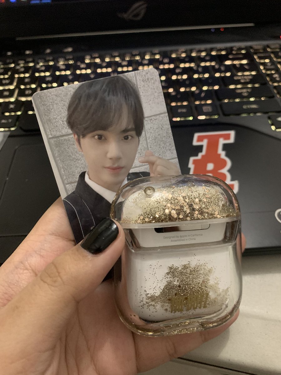 jhhjhaos's tweet photo. got my airpods case na thank u @divinaorders! #divs_feedbacks 🤍 https://t.co/ZmtkWtMIeu