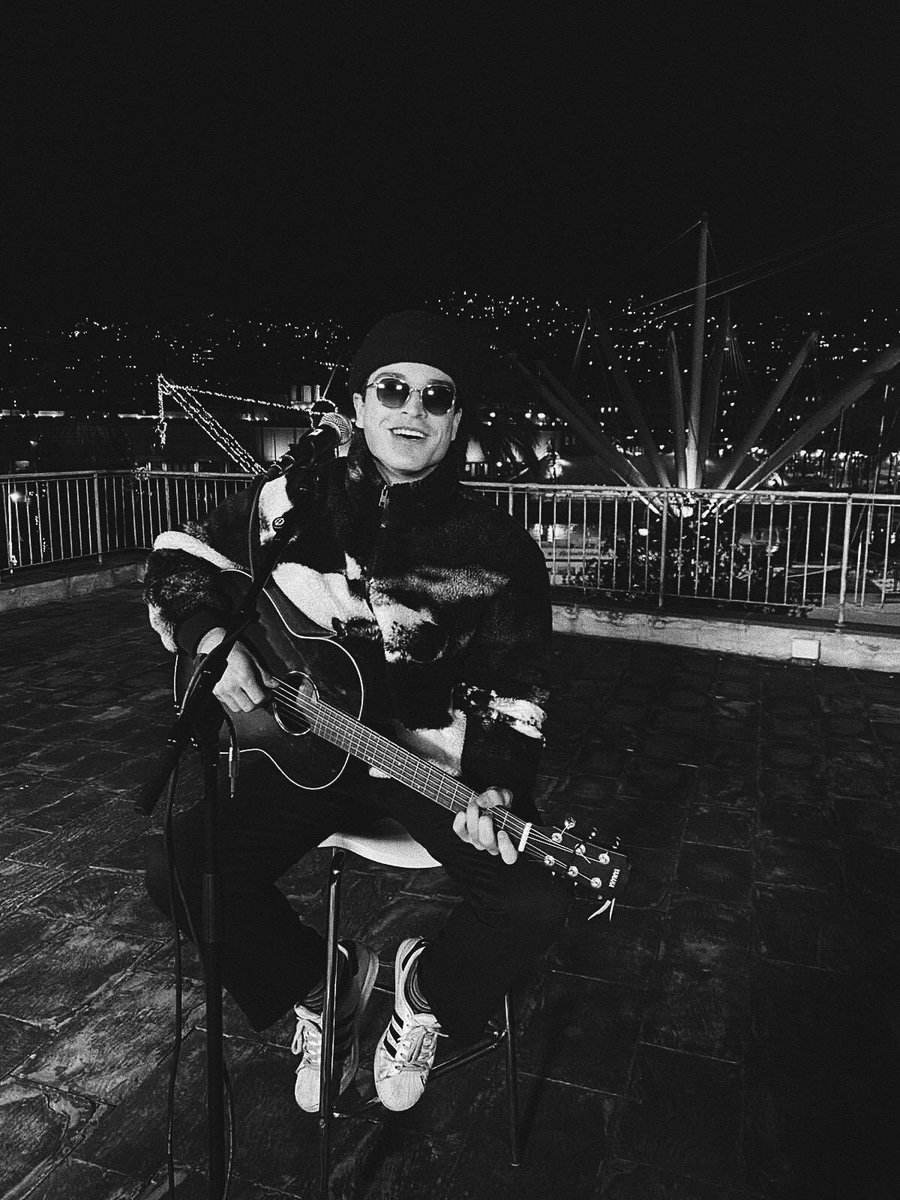 StingEyewear's tweet photo. Per arrivare all'alba non c'è altra via che la notte. #LeoGassmann da una suggestiva location con vista sul magico Golfo di Genova lancia un messaggio di pace e di speranza per un 2021 migliore dell'anno che sta per terminare.
#StingEyewear #Nostalgic1 https://t.co/bvzr3gR7oI https://t.co/dZOOTzWBu5