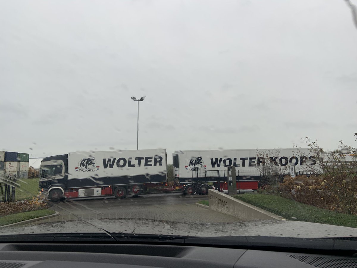 Net kort gesproken met 1 van de grootste transporteurs van diepvries producten over de sluiting van de eurotunnel en het feit dat de chauffeurs vast zitten in Engeland. Hopelijk komt er snel een oplossing. Korte lijnen met Den Haag. <a href="/MustafaAmhaouch/">Mustafa Amhaouch</a> <a href="/Hilde_PM/">Hilde Mulder</a>