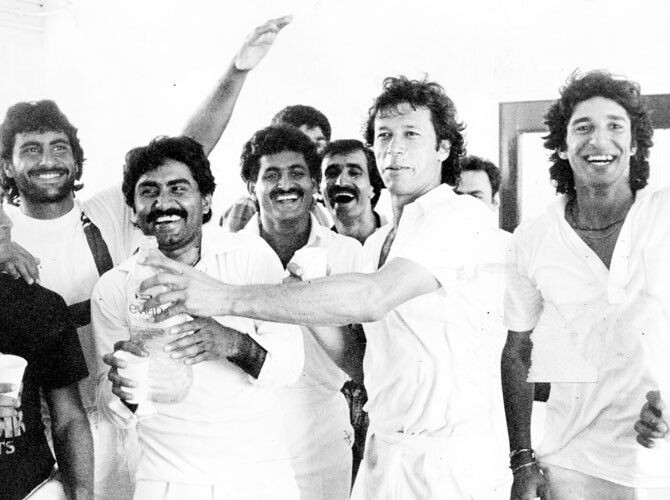 "خواہشیں کم ہوں تو آدمی خوش رہتا ہے."عمران خانJang, 1985