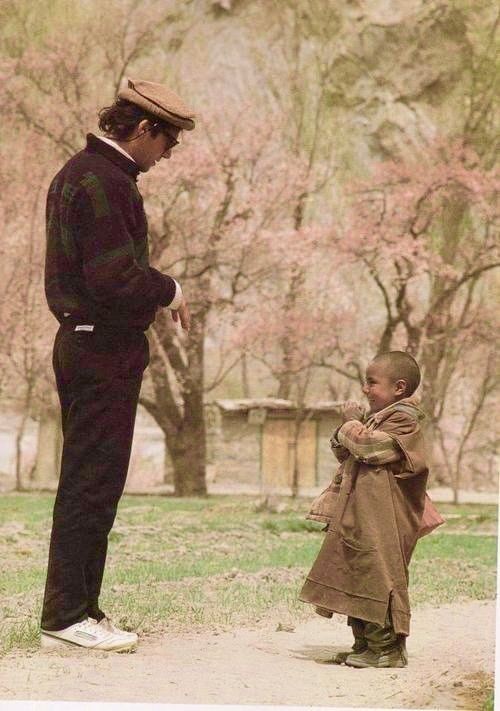 "خواہشیں کم ہوں تو آدمی خوش رہتا ہے."عمران خانJang, 1985