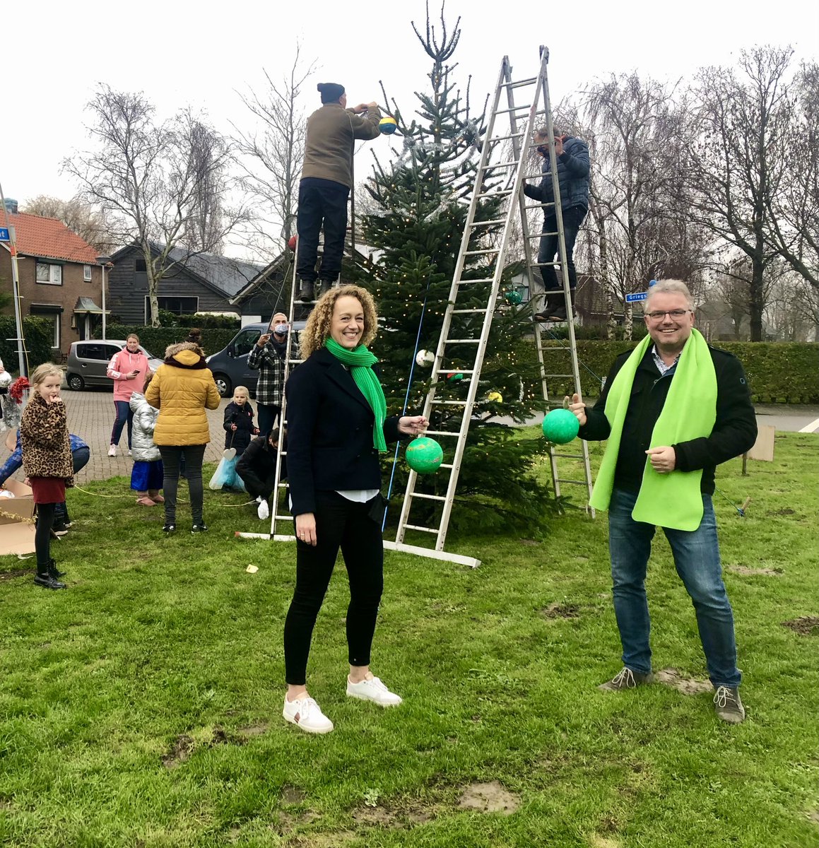 CDAHW's tweet photo. Wat een mooi initiatief van Buurtvereniging de Eendracht in Nieuwendijk: twee grote kerstbomen, prachtig versierd door de dorpskinderen en mét lampjes. #TeamCDAHW is dankbaar om deel uit te mogen maken van zulke liefdevolle saamhorigheid in de dorpen ❤️💚🎄🌟
#HoekscheWaard https://t.co/CktTtujSv2
