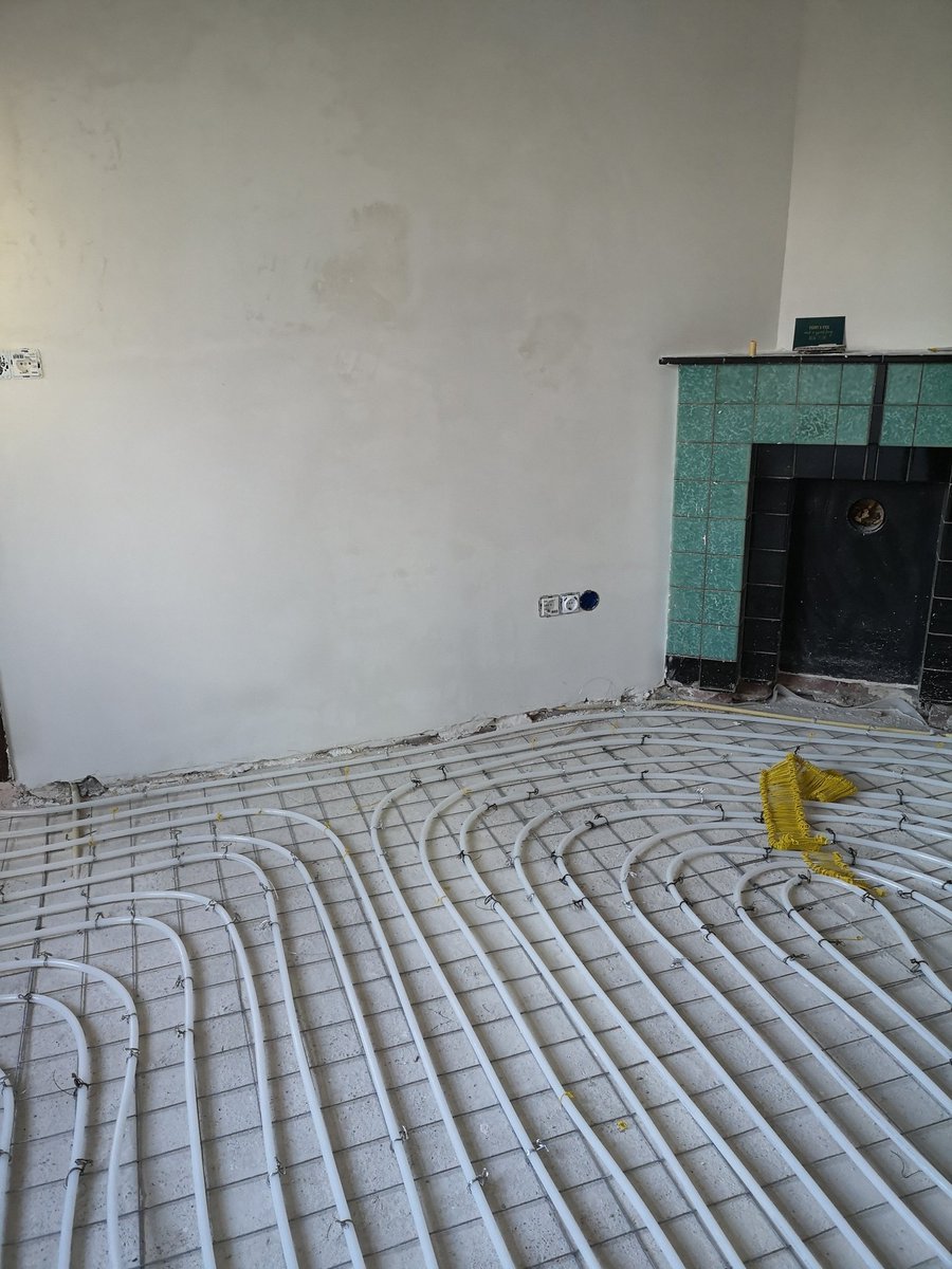 anoukvdwerf's tweet photo. Mazzeltje. Morgen dunne laag beton storten, laten uitharden en dan de afwerkvloer. ✔️ #5cmdichterbij https://t.co/qONYiMoJqC
