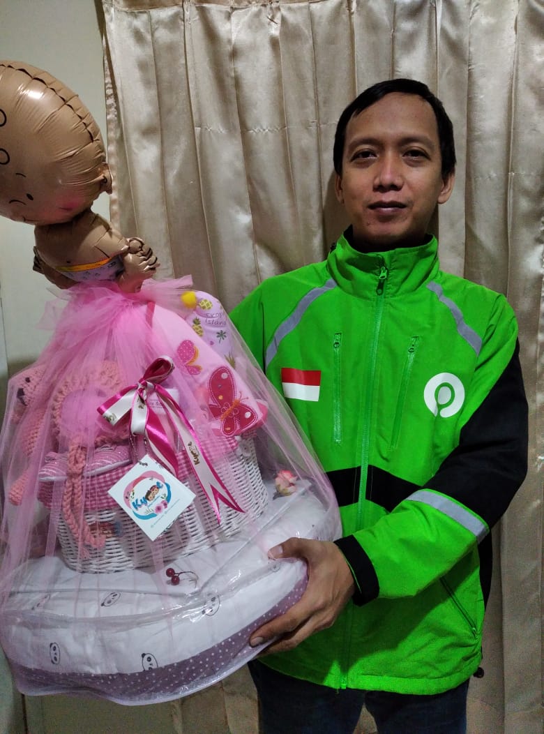 Gaes, aku mau cerita sedikit...jadi setelah dapet cerita tentang Bapak Driver GoFood (namanya Pak Puji) ini, dari salah satu netijen, pak <a href="/mantriss/">sumantri suwarno</a>. Kemarin aku langsung nyiapin sedikit bingkisan buat Pak Puji atas kelahiran putri pertamanya. 😘