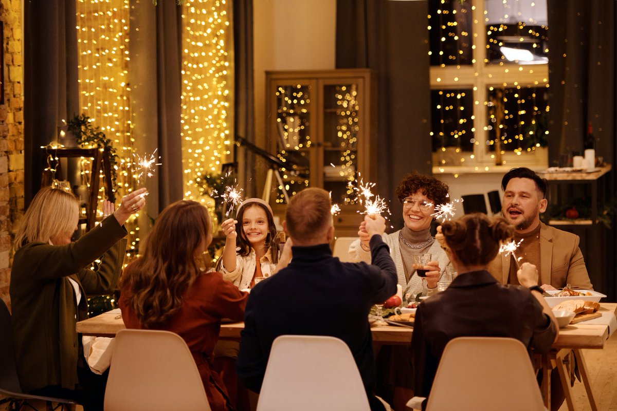 HICommRd's tweet photo. We know many of our key workers would have loved to be with their loved ones on Christmas. So to all the keyworkers, thank you for keeping the country moving during these challenging times, we have created a Christmas lunch delivered by our Elves' in the comfort of your room. https://t.co/wjA4KkUwdk