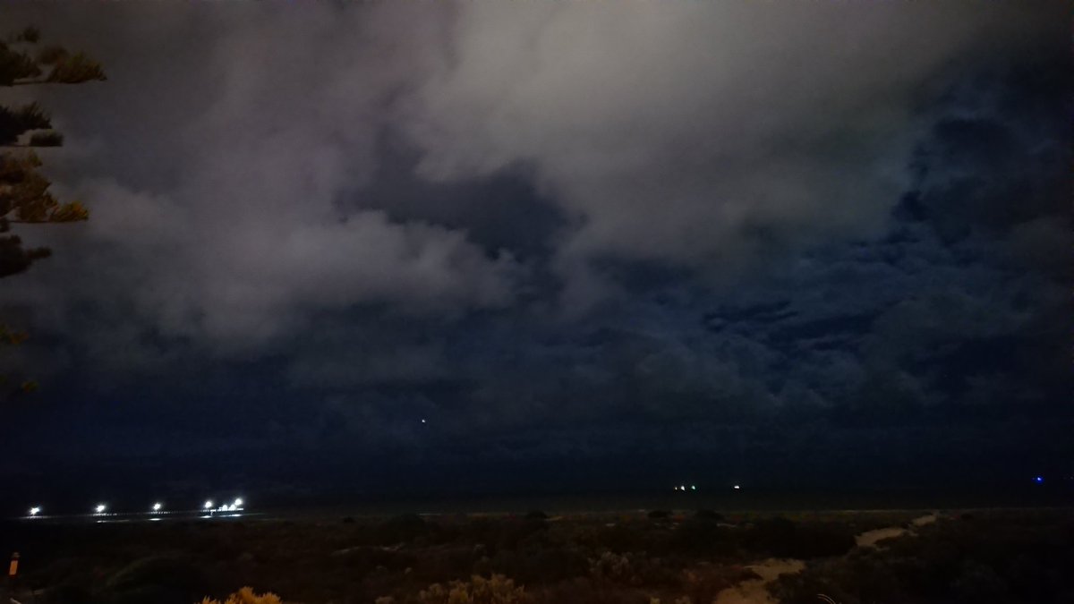 ianfmusgrave's tweet photo. The great conjunction was nearly clouded out but I got some halfway decent shots though the cloud over exposed the planets to see the moons, decided not to take the scope to the end of the street, a good move as the clouds came in thicker and started to drizzle https://t.co/qdsS8cOLag