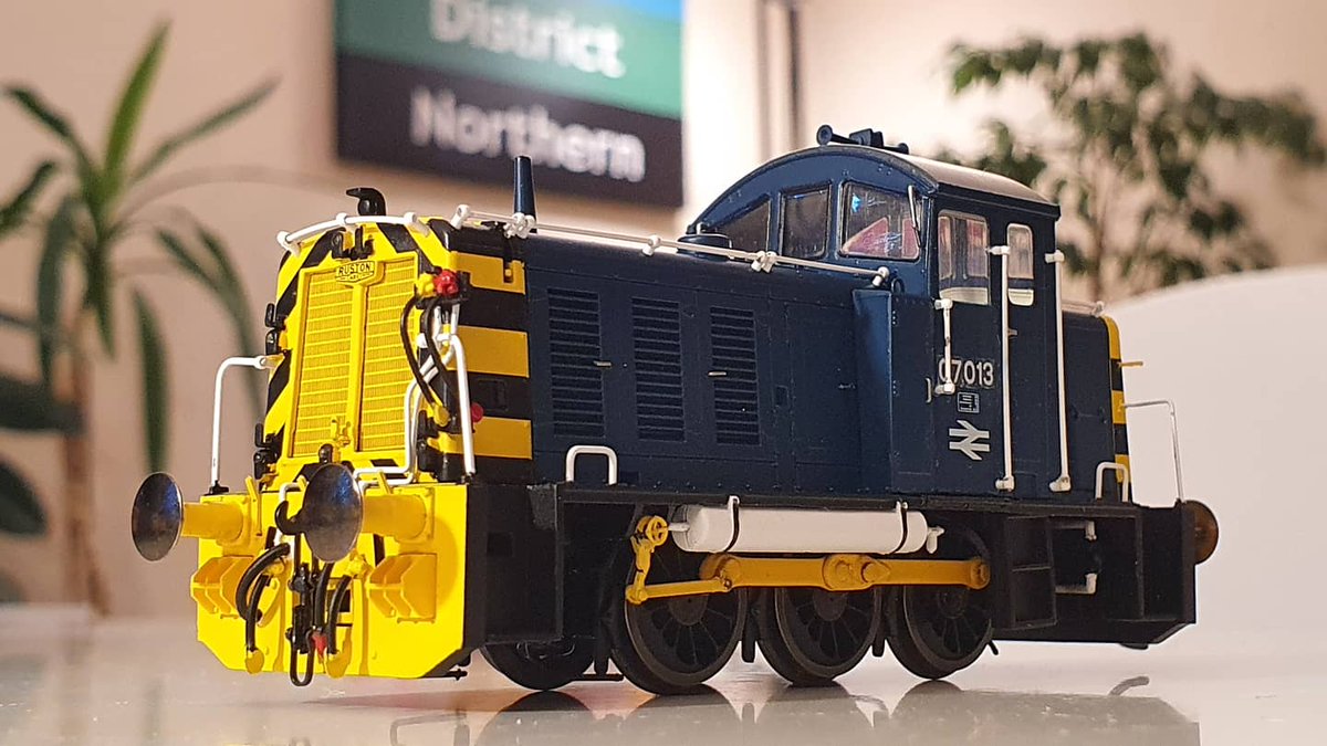 PdannyH's tweet image. This Christmas has certainly turned out like no other. Staying positive &amp;amp; with today being shortest day of the year, I'm thrilled to have received my pressie from my fiancé a little early - Heljan #Class07 my new shortest loco. 
#TMRGUK #VariousMultipleUnits