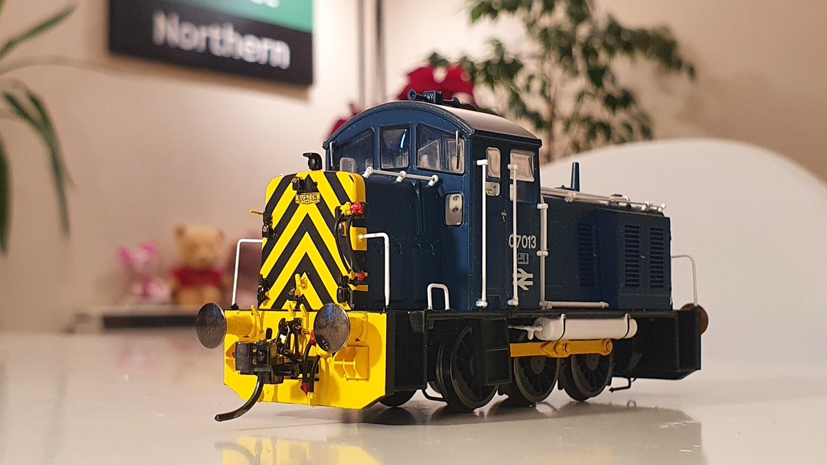 PdannyH's tweet image. This Christmas has certainly turned out like no other. Staying positive &amp;amp; with today being shortest day of the year, I'm thrilled to have received my pressie from my fiancé a little early - Heljan #Class07 my new shortest loco. 
#TMRGUK #VariousMultipleUnits
