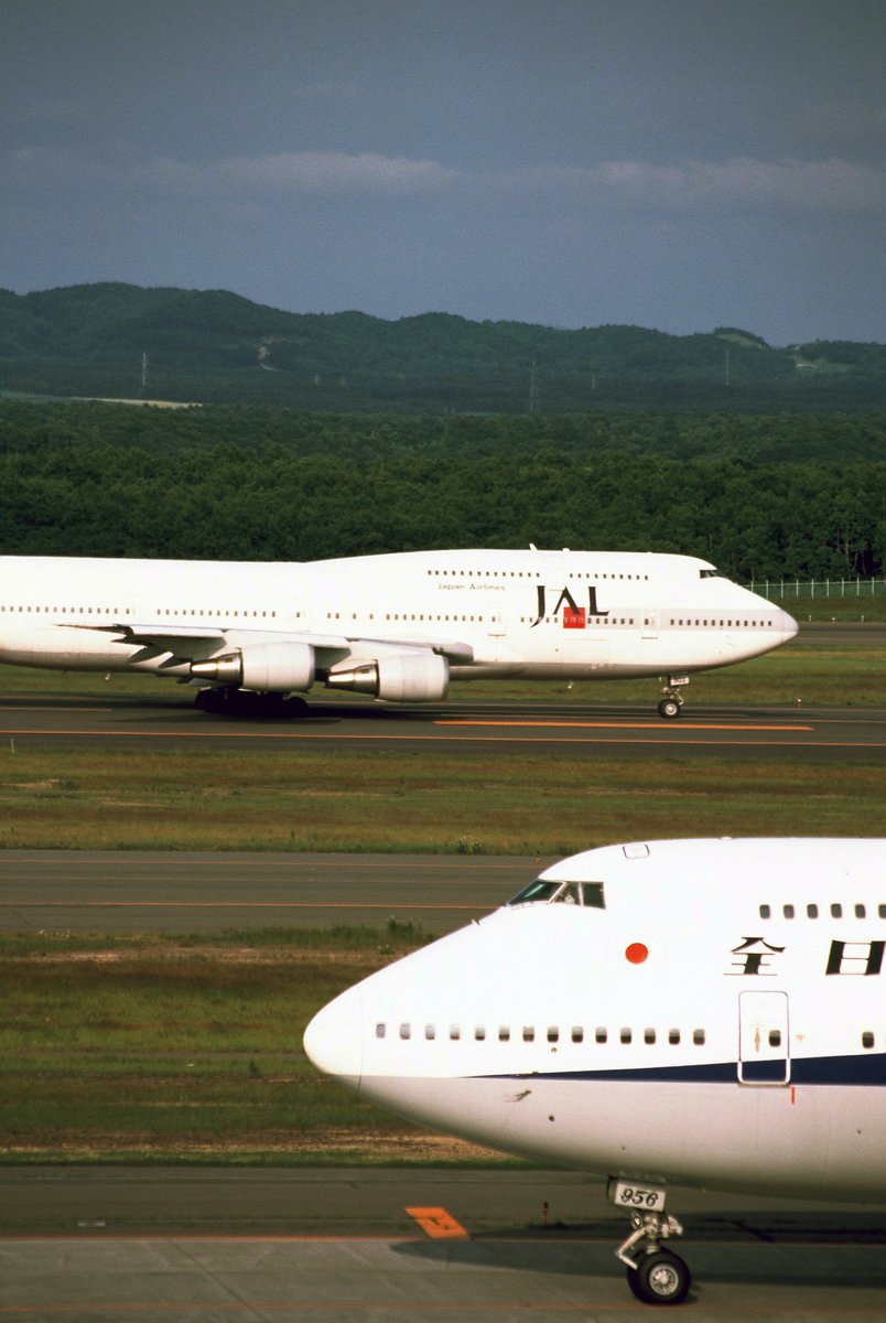 アルベース Pa Twitter 新千歳空港 のいいところは 滑走路の西側にターミナルビルがあり 展望デッキから順光で写真が撮れるところ 滑走路の向こうにはjr線もある ターミナルビルが滑走路の北側にあり軌道系アクセスのない 広島空港との決定的違い 札幌1999