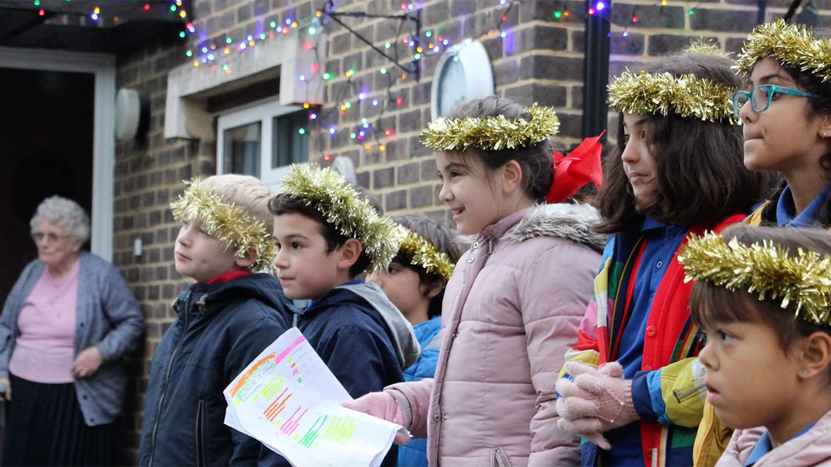 Booktrust's tweet photo. Our Writer in Residence Smriti Halls has a challenge for you... can you spread #WordsOfJoy to help someone feel less lonely this Christmas?
Head this way to see what a difference children singing to elderly residents made - and let us know what you'll do! https://t.co/GzJL6LiydP https://t.co/MmRp5FhFon