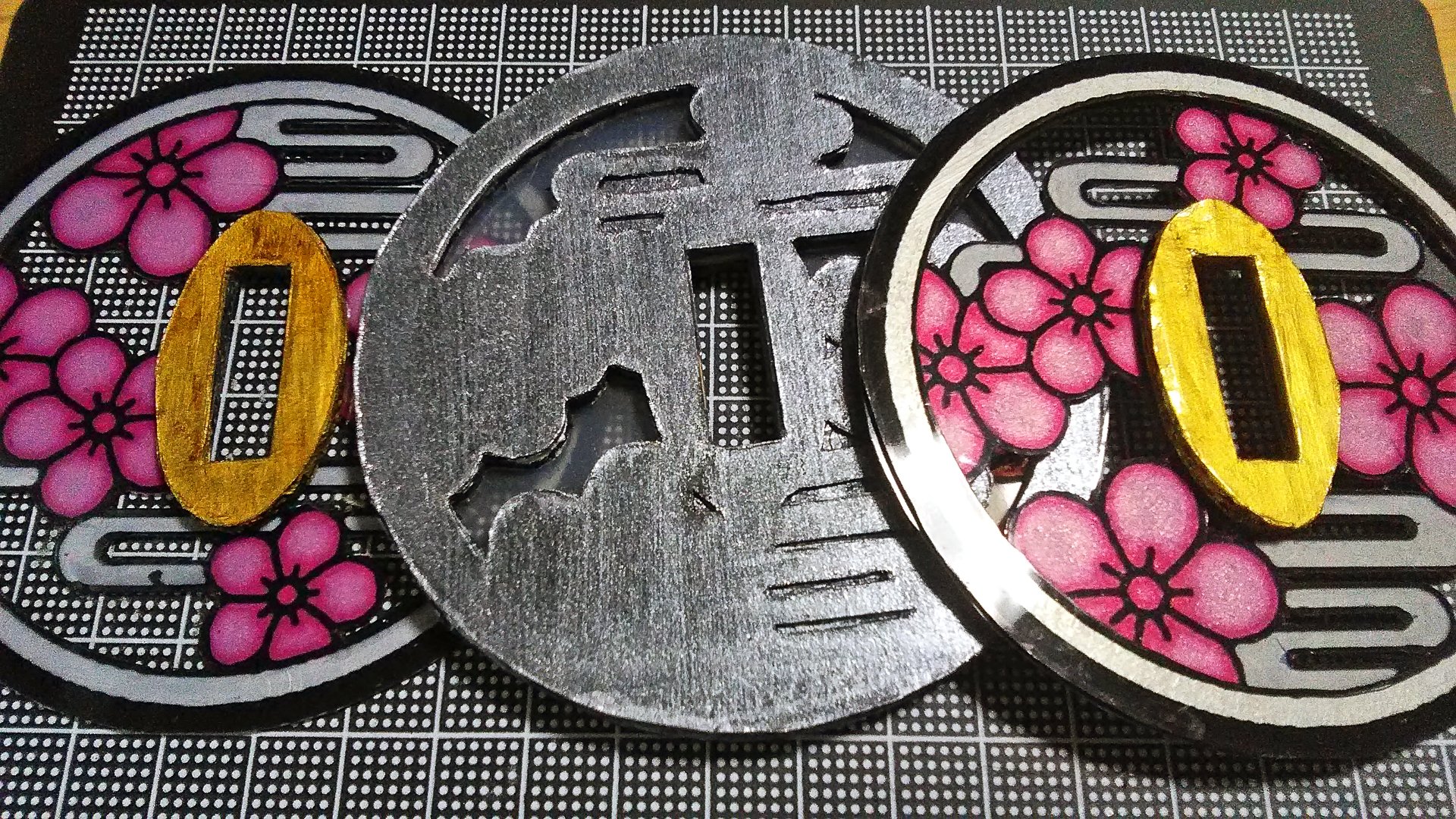 荒地の魔女 仮 カナヲの鍔 つば 作成途中 公式デザインが透かし彫りなんてそんなの聞いてないｗ 全部で10層くらいのミルフィーユ仕立てになっております 泣 張り合わせたらふちをヤスリかけて揃える予定 T Co Uvdeoqgrdy Twitter