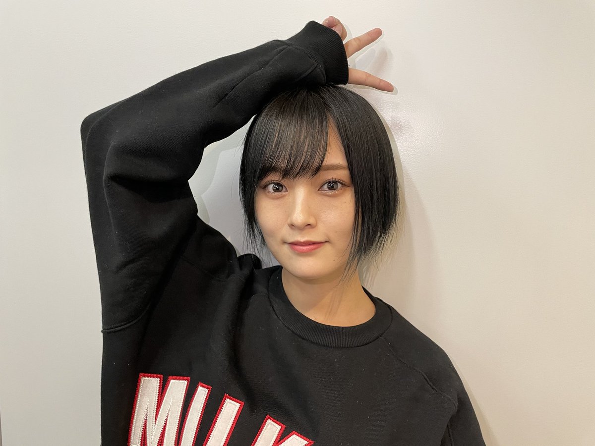 山本彩の私服 ミルクフェドのロゴがアーチ状に大きくプリントされた黒のスウェットを着用されています 芸能人の私服 衣装まとめ Woomy