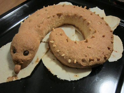 naoko_perugia's tweet photo. 8年前の記事:セルペントーネ #serpentone はウンブリア州ペルージャ県の伝統的なお菓子です。蛇がくねって描く円が、古い年が去り新しい年が訪れる年のめぐりを象徴するそうで、主にクリスマスから年末年始にかけて食べられます。午後、夫を中心に皆で協力して作りました。
https://t.co/uNsSzGyfaf https://t.co/sjELDNEhP3