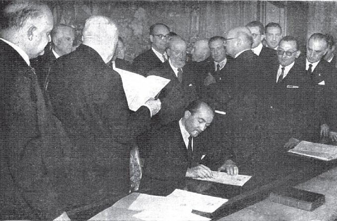 BNE_biblioteca's tweet photo. La adquisición del "Poema de Mío Cid" fue por donativo de la @fundacionmarch en el año 1960. El expediente de donación se encuentra en nuestro Archivo. Tenemos algunas fotos del acto de entrega: https://t.co/7z0csOeNol https://t.co/xYuzNpkJHN