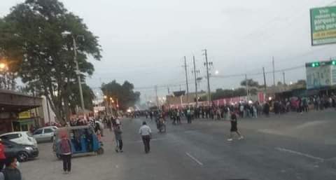 milacav's tweet photo. Nuevamente bloqueo de Carretera en Ica.. Y ahora... https://t.co/nR2nXv6Zw9