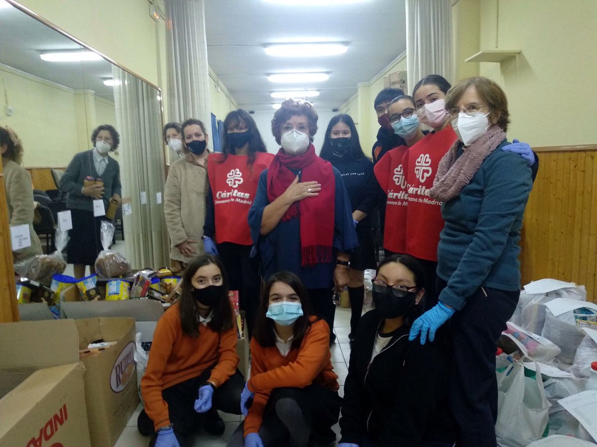 divpasmad's tweet photo. Mil gracias a la #ComunidadEducativa por los 1.950 kg solidarios que ya están en #Cáritas de la #parroquiadelosAngeles. Chicos de #Anamo habéis hecho un gran trabajo #Navidad #somosfranciscanas #pastoral https://t.co/5S5ZjH5Ri6