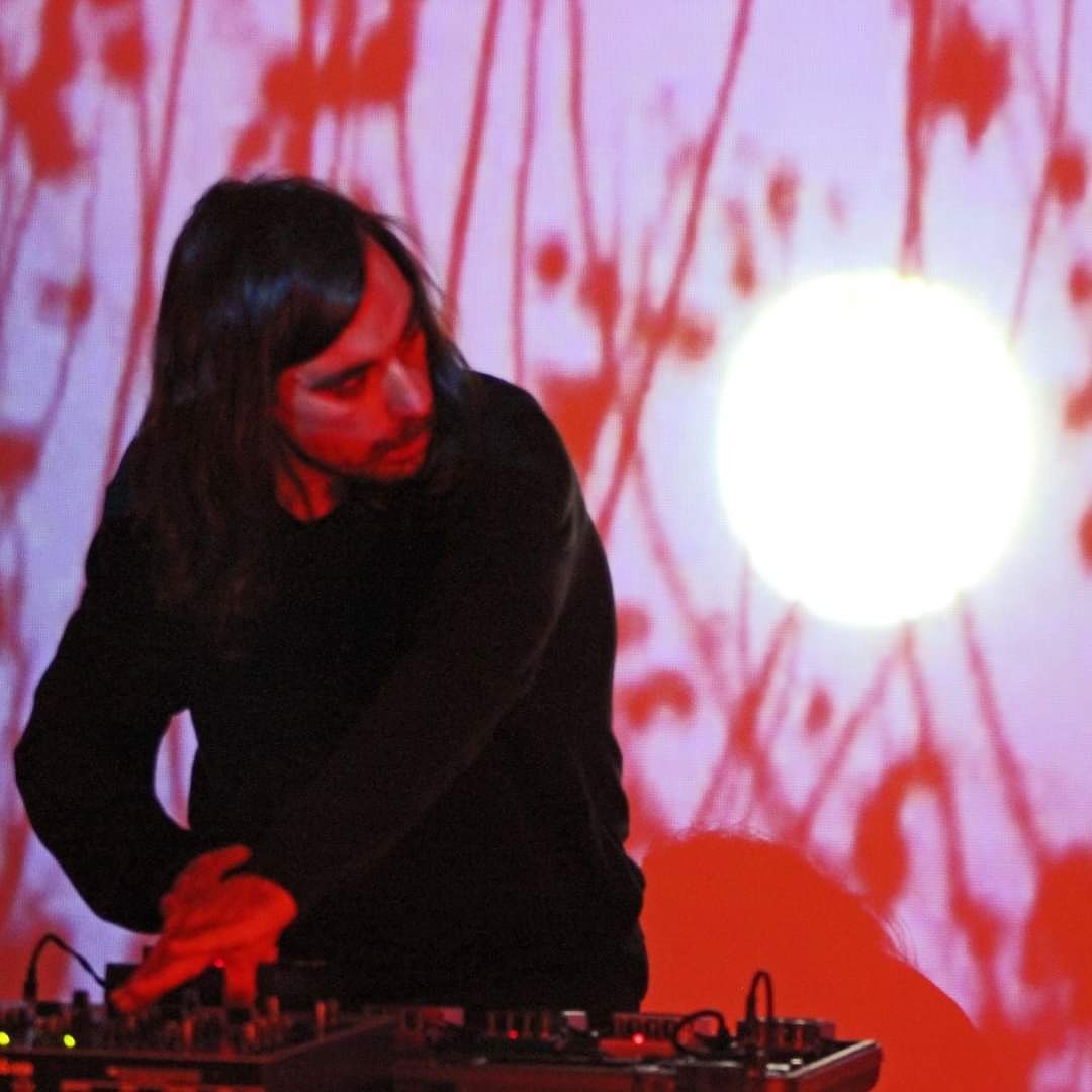 CrO2bcn's tweet image. Foto de fa 6 anys a un directe de CrO2 a Sonodrome.

Quantes coses han passat.

Quantes persones he conegut i he estimat.

Quanta música he tocat i escoltat.

Si m'ho haguessin dit no ho hauria cregut pas.

I el que ens queda.

💜