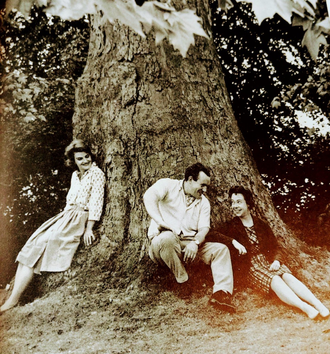 Wyfan2's tweet image. The late #RosalindKnight (Audrey) with #ColinBlakely (Touchstone) and #PatsyByrne (Celia) in @angus_mcbean publicity for #RSC As You Like It @CarryOnJoan