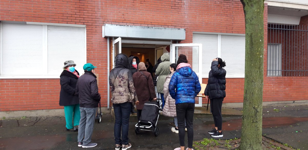 NBoudrai's tweet photo. Distribution de 100 colis alimentaires ce matin aux 4 tours au blanc-mesnil en partenariat avec @BANLIEUESANTE. Bravo et merci aux bénévoles des associations locales et du conseil citoyen pour la mobilisation sur place.  #seinesaintdenishabitat #ssdh https://t.co/8CWWw2cI1z