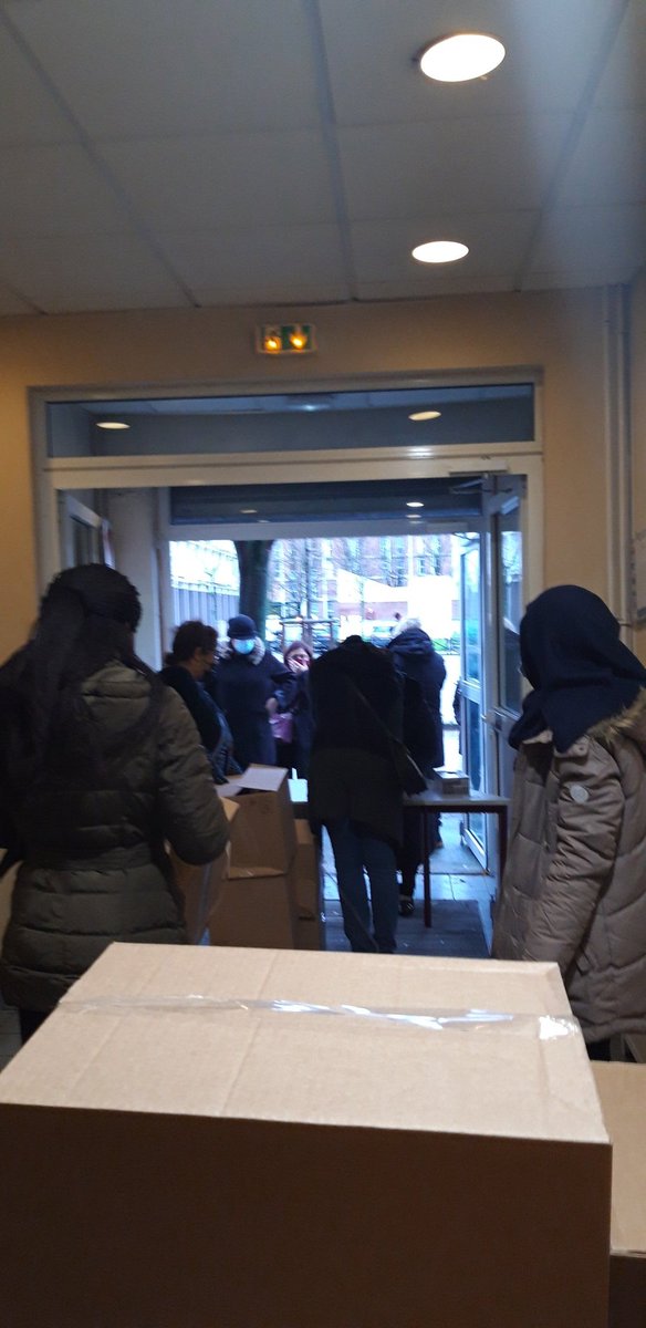 NBoudrai's tweet photo. Distribution de 100 colis alimentaires ce matin aux 4 tours au blanc-mesnil en partenariat avec @BANLIEUESANTE. Bravo et merci aux bénévoles des associations locales et du conseil citoyen pour la mobilisation sur place.  #seinesaintdenishabitat #ssdh https://t.co/8CWWw2cI1z