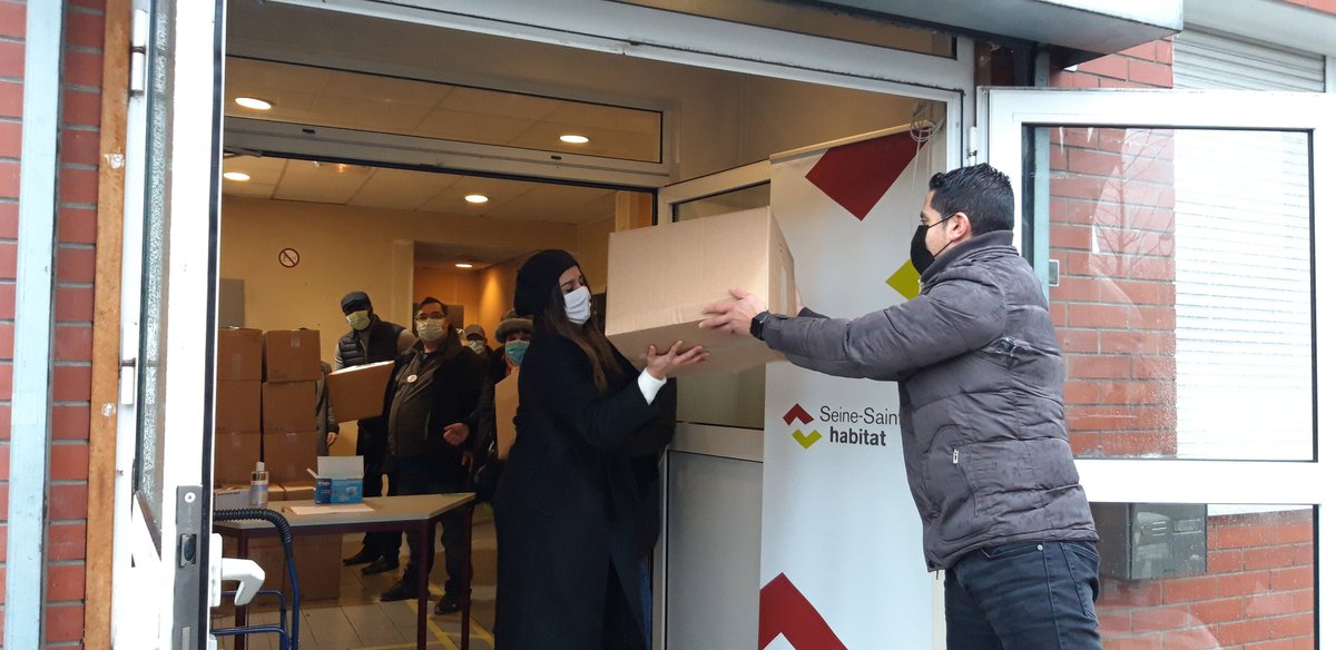 NBoudrai's tweet photo. Distribution de 100 colis alimentaires ce matin aux 4 tours au blanc-mesnil en partenariat avec @BANLIEUESANTE. Bravo et merci aux bénévoles des associations locales et du conseil citoyen pour la mobilisation sur place.  #seinesaintdenishabitat #ssdh https://t.co/8CWWw2cI1z