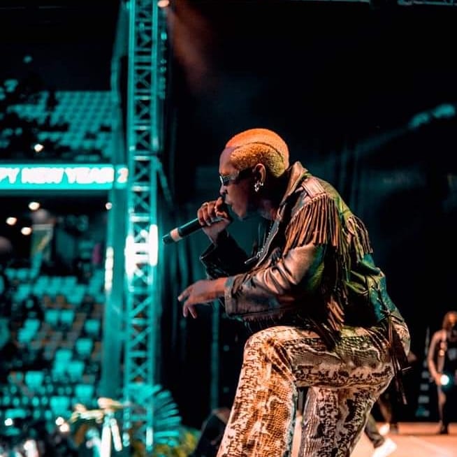 The “Nituebue” hitmaker was dressed by Feye, a fashion label owned by Green Ferry Music. #BUSHALI #kinyatrapmusic #eastafricamusic #Rwandamusic