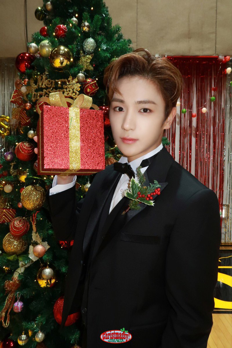 PRESENT_913_'s tweet photo. (#더비 한정 RT이벤트
2020년에도 고생 많으셨습니다. 따뜻한 #크리스마스 보내기 위해서 달달한 선물을 준비했습니다. 

12월24일 밤에 담청자를 뽑습니다! 
🎁선물은 우리 #현재 젤 좋아하는 교촌허니콤보세트입니다!!
달달한 크리스마스 보내세요💕

#CHRISTMASSY #크리스마시  
#더보이즈 #THEBOYZ https://t.co/gVycVYfIYd