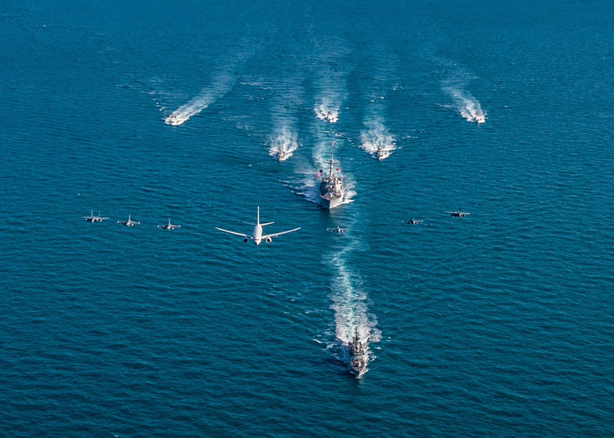 U.S. Naval Forces Central Command/U.S. 5th Fleet (@us5thfleet) on Twitter photo 🇸🇦⚓🇺🇸 Royal #Saudi Air Force (RSAF), Royal Saudi Naval Force (RSNF), <a href="/USNavy/">U.S. Navy</a>, <a href="/USCG/">U.S. Coast Guard</a>, & <a href="/usairforce/">U.S. Air Force</a> conducted a robust combined joint air operations in support of maritime surface warfare (AOMSW) exercise in the Arabian Gulf Dec. 17-18.
#Partnerships at sea & in the air! 🇸🇦⚓🇺🇸 Royal #Saudi Air Force (RSAF), Royal Saudi Naval Force (RSNF), <a href="/USNavy/">U.S. Navy</a>, <a href="/USCG/">U.S. Coast Guard</a>, & <a href="/usairforce/">U.S. Air Force</a> conducted a robust combined joint air operations in support of maritime surface warfare (AOMSW) exercise in the Arabian Gulf Dec. 17-18.
#Partnerships at sea & in the air!