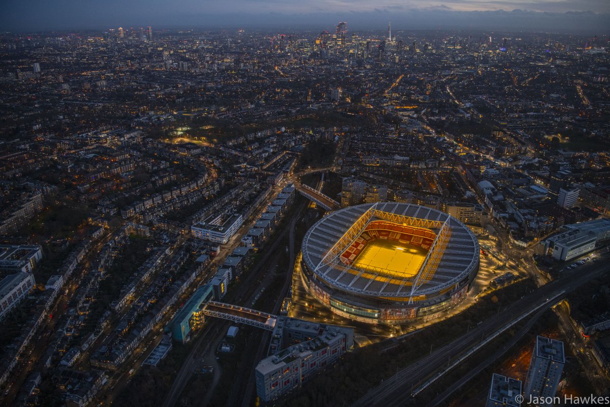 jasonhawkesphot's tweet image. An amazing dusk #aerialview looking over @Arsenal’s #EmiratesStadium with the City of #London in background from an AS355 helicopter. #arsenal #coyg #gunners